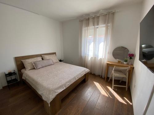 En eller flere senge i et værelse på Apartments Jozephine