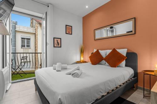 une chambre avec un grand lit et un balcon dans l'établissement Modern apartments located in Cannes, à Cannes