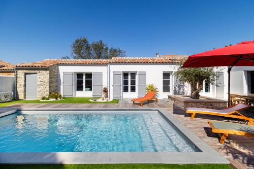 une piscine devant une maison dans l'établissement La Dionysienne piscine privee, à Saint-Denis-dʼOléron