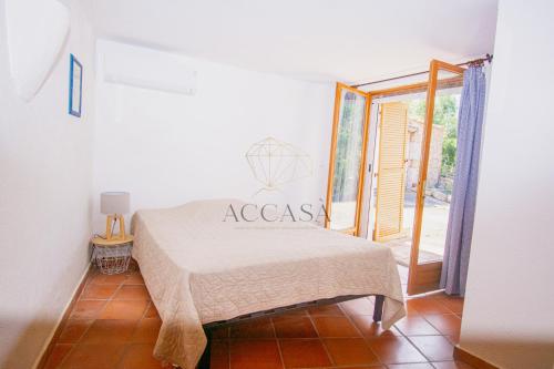 une chambre avec un lit dans une pièce dans l'établissement Villa Mare è Macchia Accasà, à Bonifacio