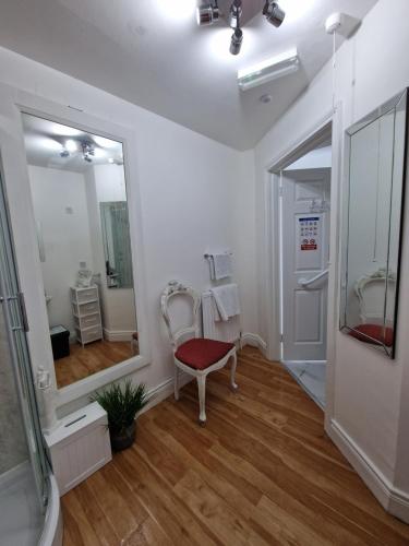 Ένα μπάνιο στο Aunty Katie's Budget Rooms, 2 miles from City Centre, Free Continental Breakfast