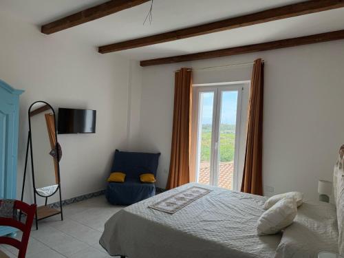 a bedroom with a bed and a window at Panoramic Loft con uso cucina,Casa Placida - Ammentos in Posada