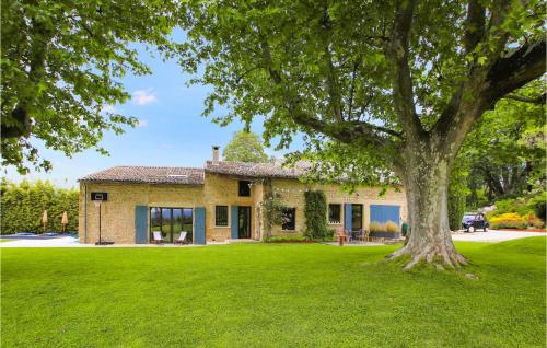 une maison avec une grande cour avec un arbre dans l'établissement Stunning Home In Etoile Sur Rhône, à Étoile-sur-Rhône