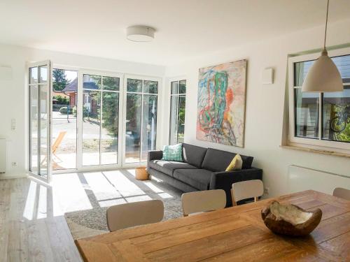 una sala de estar con un sofá y una mesa en Körkhus, en Dorf Körkwitz