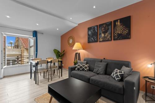un salon avec un canapé et une table dans l'établissement Modern apartments located in Cannes, à Cannes