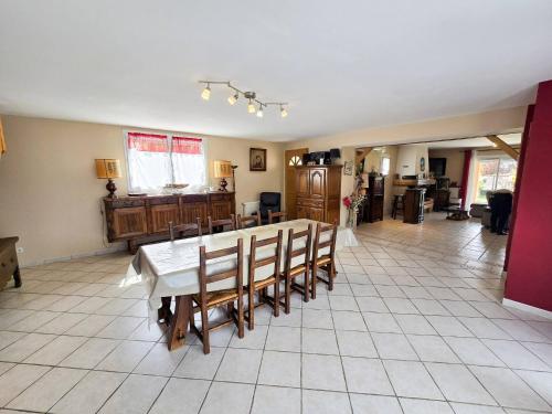 a dining room with a white table and chairs at Villa Volonne classée 4 étoiles in Volonne