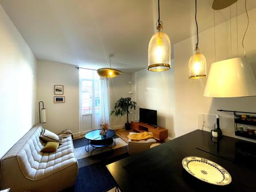 un salon avec un canapé et une table dans l'établissement Élégant cocon avec balcon à deux pas des vagues, à Biarritz