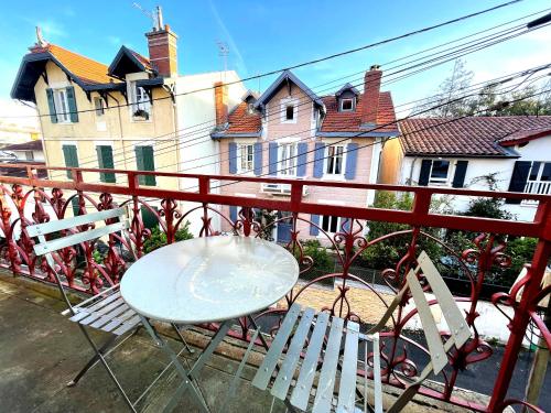 une table et des chaises assises sur un balcon dans l'établissement Élégant cocon avec balcon à deux pas des vagues, à Biarritz