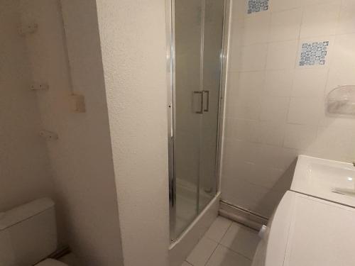 une salle de bain avec douche et toilettes dans l'établissement Cammari's logement pour 6 personnes proche plage et port, à Gruissan