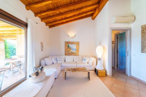 Punta MolaraVilla Molara Home - By Searly的客厅里有一张沙发和一张桌子。