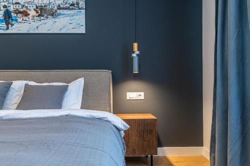 a bedroom with a bed with a blue wall at Pensiunea Casa Weiss in Rimetea