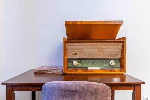 a wooden table with an old radio on top of it at Pensiunea Casa Weiss in Rimetea