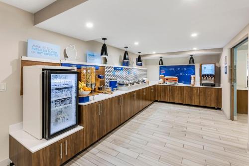 a restaurant with a food counter in a store at Holiday Inn Express Chicago-Downers Grove by IHG in Downers Grove