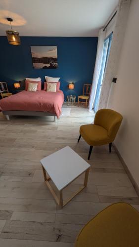 une chambre avec un lit, un canapé et une chaise dans l'établissement gite de l'ille, à Peyriac-de-Mer