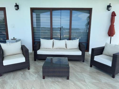 a living room with two chairs and a coffee table at Casa Nero Panama in Boca Chica