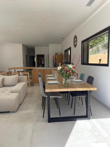 - une salle à manger et un salon avec une table et un canapé dans l'établissement Casa Lila, à Cabasse