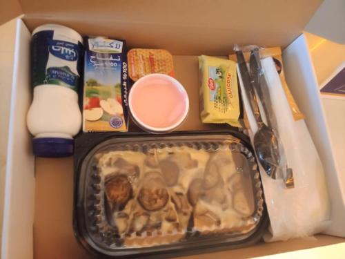 une boîte remplie de denrées alimentaires et autres denrées alimentaires dans l'établissement SUHA Creek Hotel Apartment, Waterfront Jaddaf, Dubai, à Dubaï