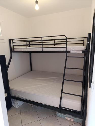 quelques lits superposés dans une chambre dans l'établissement T2 vue mer Palm Beach, au Barcarès