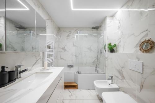 La salle de bains blanche est pourvue d'une baignoire, d'un lavabo et d'une baignoire. dans l'établissement Nice - Mordern Apartment Sea Close, à Nice