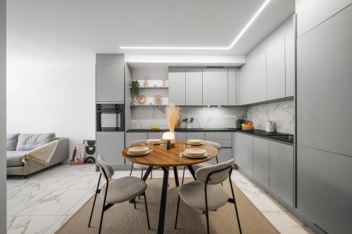 une cuisine et une salle à manger avec une table et des chaises dans l'établissement Nice - Mordern Apartment Sea Close, à Nice