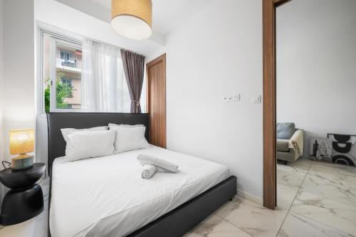 - une chambre avec un lit blanc et un grand miroir dans l'établissement Nice - Mordern Apartment Sea Close, à Nice