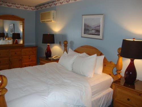 Ένα ή περισσότερα κρεβάτια σε δωμάτιο στο Annapolis Royal Inn & Suites