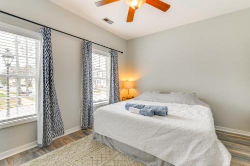 una camera con letto, ventilatore a soffitto e finestre di 3 Mi to Dtwn WFH-Friendly Richmond Retreat! a Richmond