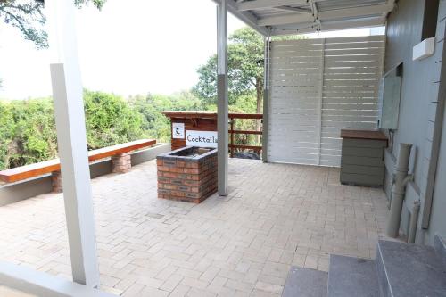 Weaver Lane Country Escape - The Rustic Mongooseにあるバルコニーまたはテラス