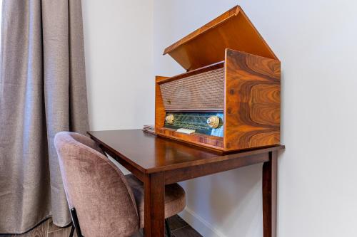 a desk with a wooden box on top of it at Pensiunea Casa Weiss in Rimetea