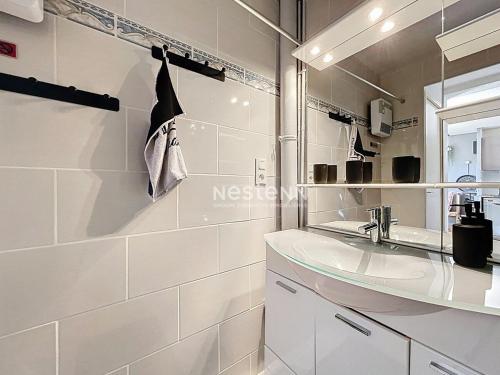 une salle de bain blanche avec un lavabo et un miroir dans l'établissement 3718- MAISON 6 PERS, Wi-Fi, à Argelès-sur-Mer