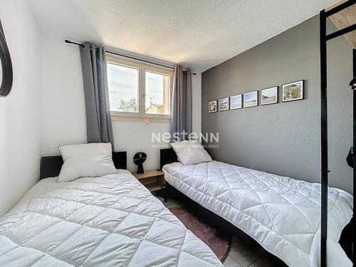 une chambre avec deux lits et une fenêtre dans l'établissement 3718- MAISON 6 PERS, Wi-Fi, à Argelès-sur-Mer