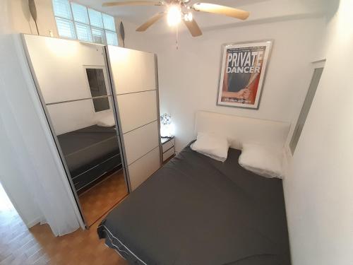 une chambre avec un grand miroir et un lit dans l'établissement Appartement Rosy Village Naturiste, au Cap d'Agde