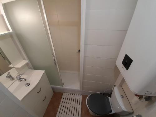 une salle de bain avec toilettes, lavabo et douche dans l'établissement Appartement Rosy Village Naturiste, au Cap d'Agde