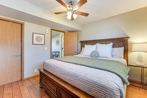 Postel nebo postele na pokoji v ubytování 2 Mi to Silver Dollar City Condo in Branson West