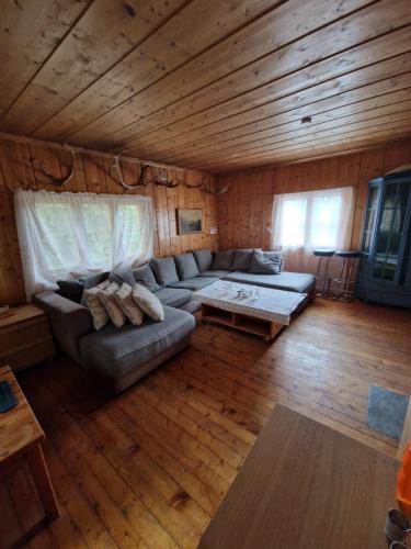a living room with a couch and a table at Hytte uten hyttenaboer in Nore