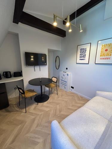 un salon avec une table et un canapé dans l'établissement Luxury Studio Parc Monceau, à Paris