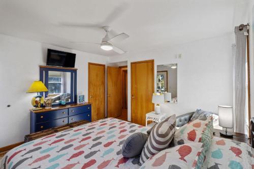 1 dormitorio con 1 cama y vestidor azul en Waz Up Beaches, en Sanderling