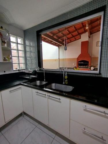 Dapur atau dapur kecil di Casa em Vitória - Próximo a Praia
