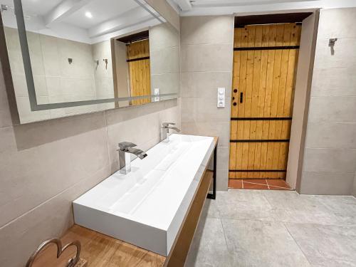Ένα μπάνιο στο Studio de charme 70m2, Jacuzzi et Piscine Partagée
