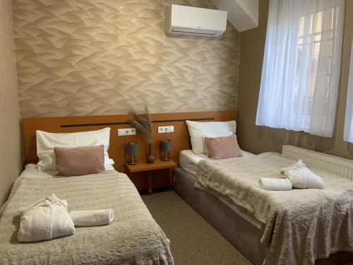 two beds in a hotel room with at Termál Hotel Vesta in Tápiószecső