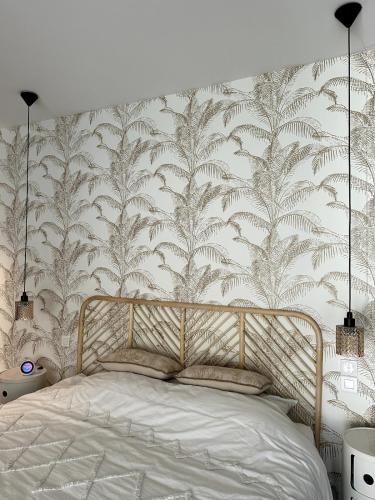 - une chambre avec un lit blanc et du papier peint dans l'établissement Piscine, soleil et farniente, à Gigean