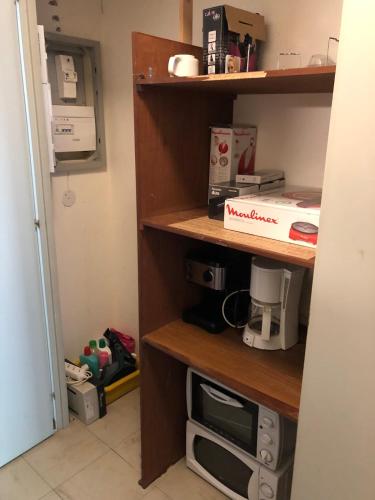 d'un placard avec un four micro-ondes et une cafetière. dans l'établissement Studio au pied de la montagne, à Villard-de-Lans