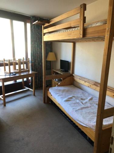 une chambre avec deux lits superposés et un bureau dans l'établissement Studio au pied de la montagne, à Villard-de-Lans