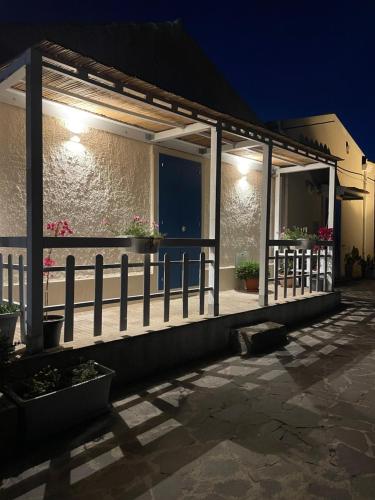 a house with a fence and a blue door at Casa Vacanze VerbaMaris in Portopalo