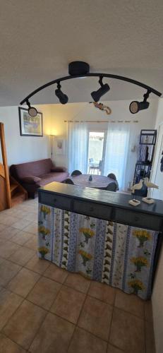 une cuisine avec un îlot et un comptoir dans l'établissement LAVANDINES I Joli T3 villa mitoyenne piscine proche plage Rochelongue Cap d'Agde, au Cap d'Agde