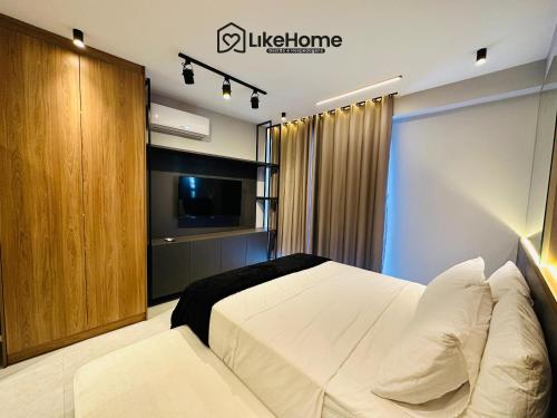 una camera da letto con un letto e una TV a schermo piatto di Uni Tamari Intermares - LikeHome Hospedagens a Cabedelo