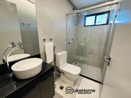 un bagno con wc e doccia in vetro di Uni Tamari Intermares - LikeHome Hospedagens a Cabedelo