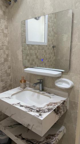 a bathroom with a sink and a mirror at AL- aqyr Rest Garden أستراحة حارة العقر in Nizwa