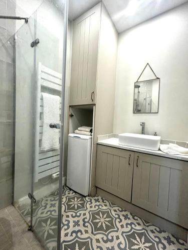 une salle de bain avec un lavabo et une douche dans l'établissement Cosy et spacieux 2P - Port de Nice - Climatisé, à Nice