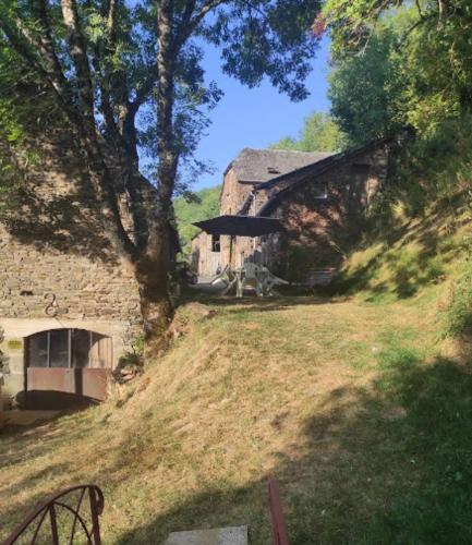 an old stone house sitting on a grassy hill at Le val de coussane in Coubisou